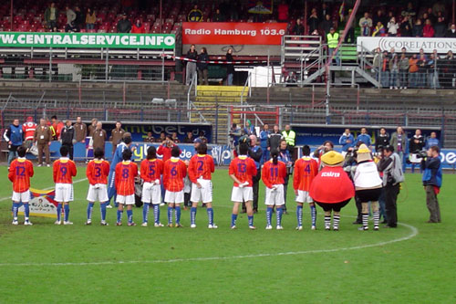 Es geht los: Aufstellung des Teams im Stadion ...